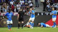 Pemain Italia Gianluca Mancini (tengah) berbicara dengan wasit setelah dia memberikan tendangan penalti untuk Jerman pada pertandingan sepak bola UEFA Nations League di Moenchengladbach, Jerman, 14 Juni 2022. Jerman mengalahkan Italia 5-2. (AP Photo/Martin Meissner)