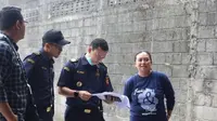 Petugas DItjen Bea Cukai Yogyakarta memeriksa lokasi baru PT Linting Tembakau Indonesia pada tanggal 25 Maret (Istimewa)