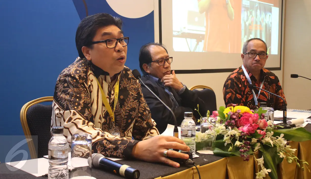 Sekjen ASTVI Neil R. Tobing (kiri) memberi keterangan kepada awak media saat World Press Freedom Day di JCC (4/5). UU tersebut terkait tentang penyiaran yang saat ini menjadi salah satu program legialasi nasional. (Liputan6.com/Angga Yuniar)