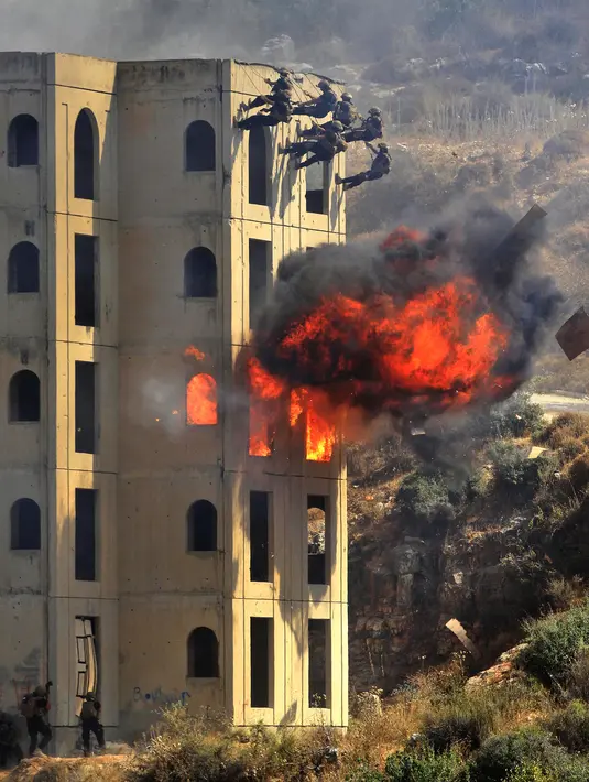 Pasukan keamanan Lebanon mengambil bagian dalam latihan simulasi serangan senjata kimia di kota Kfar Falous (8/10/2019). (AFP Photo/Mahmoud Zayyat)