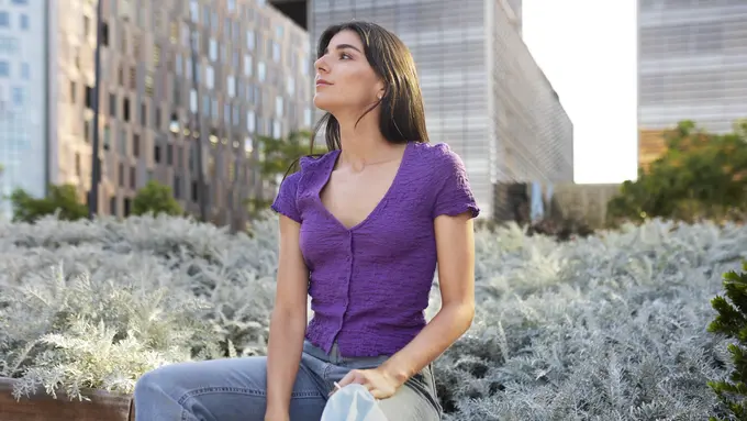 wanita extrovert / wanita diam di luar