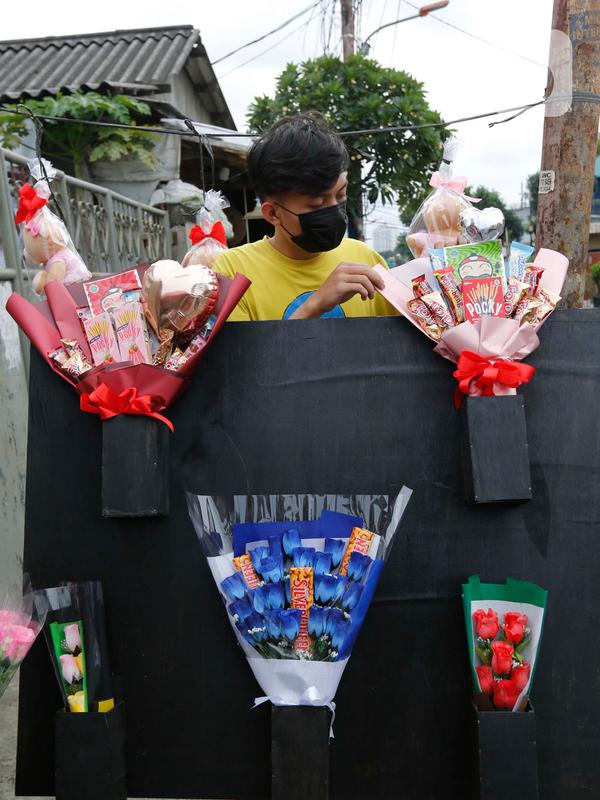 Pedagang merapikan suvenir unik di Rawa Belong, Jakarta, Minggu (14/2/202). Banyak masyarakat berburu suvenir berupa boneka,bunga, dan coklat untuk merayakan Hari Kasih Sayang. (Liputan6.com/Angga Yuniar)