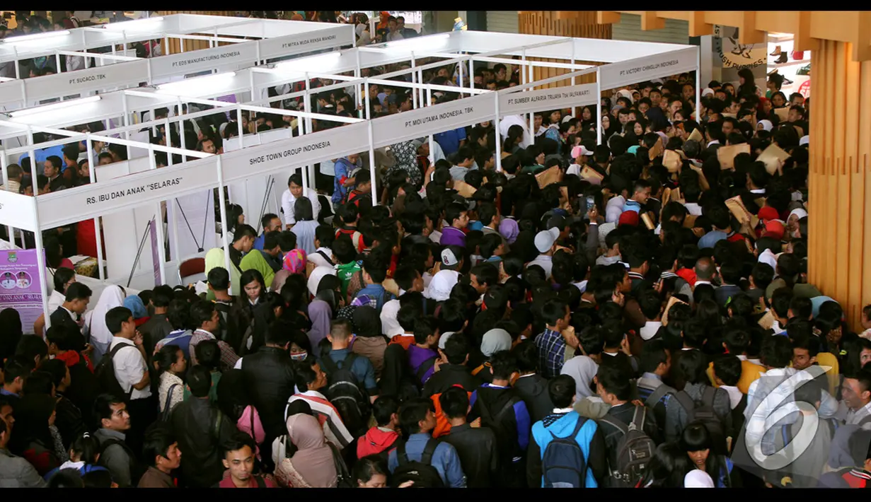 Pameran Bursa Kerja Tangerang 2014 yang digelar di Supermall Karawaci banyak menarik minat para pencari kerja, Tangerang, Jumat (22/8/2014) (Liputan6.com/Faisal R Syam)