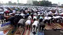 Umat muslim melaksanakan Salat Idul Fitri di kawasan Senen, Minggu (25/6). Sebagian besar umat muslim merayakan Idul Fitri 1438 H pada Minggu (25/6) berdasarkan ketetapan pemerintah tentang 1 Syawal melalui sidang Isbat. (Liputan6.com/Johan Tallo)