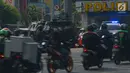 Kendaraan lapis baja TNI berjaga di pertokoan Glodok, Jakarta, Jumat (11/5). Pengamanan ketat dilakukan guna antisipasi peristiwa yang tidak diinginkan terkait Aksi Bela Palestina di Monas. (Merdeka.com/Imam Buhori)
