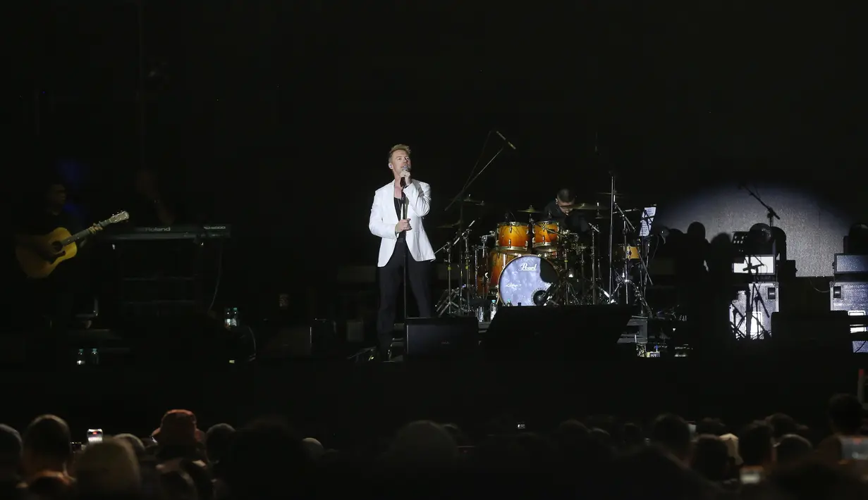 Ronan Keating di panggung 90's Festival, Sabtu (10/8/2024). [Foto: Adrian Putra/Fimela]