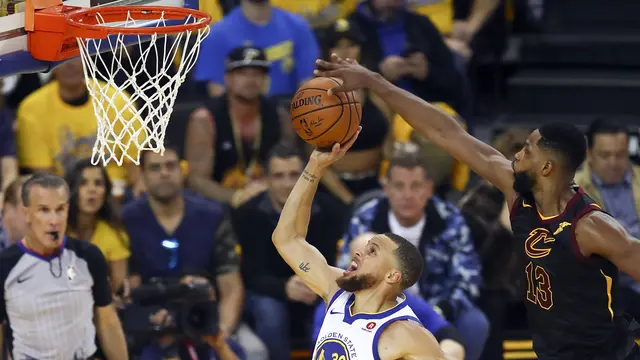 Aksi Stephen Curry melakukan layup