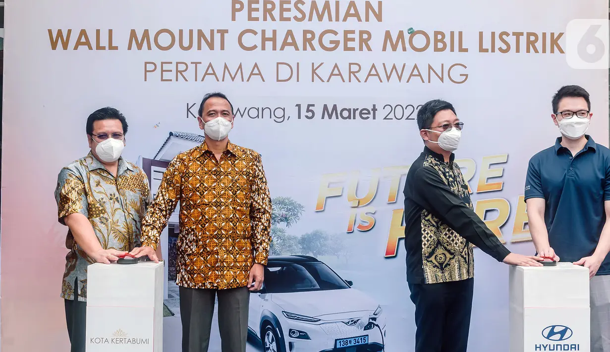 CEO Kota Kertabumi Franky M. Martono, Marketing Director Agung Podomoro Land (APL) Agung Wirajaya, Head of Marketing APL Karawang Emil S Utomo, dan Managing Director Hyundai Andalan Raynaldi S pada peresmian Wall Mount Charger Mobil Listrik Pertama di Kota Kertabumi Karawang.(Liputan6.com/HO/APL)