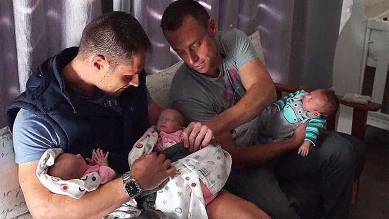Pasangan Gay Miliki Bayi Kembar Tiga, Kok Bisa?