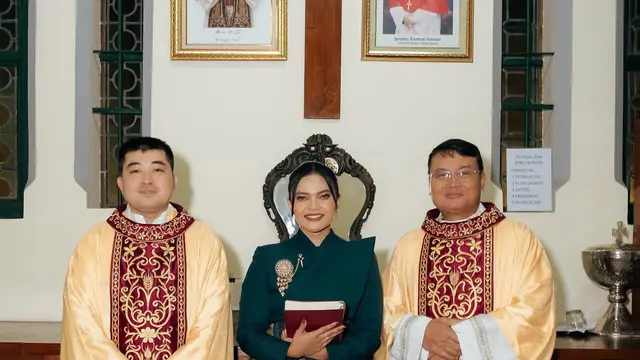 Berbalut Beskap, Suara Merdu Citra Scholastika Bikin Suasana Magis Misa Malam Natal di Gereja Katedral Jakarta