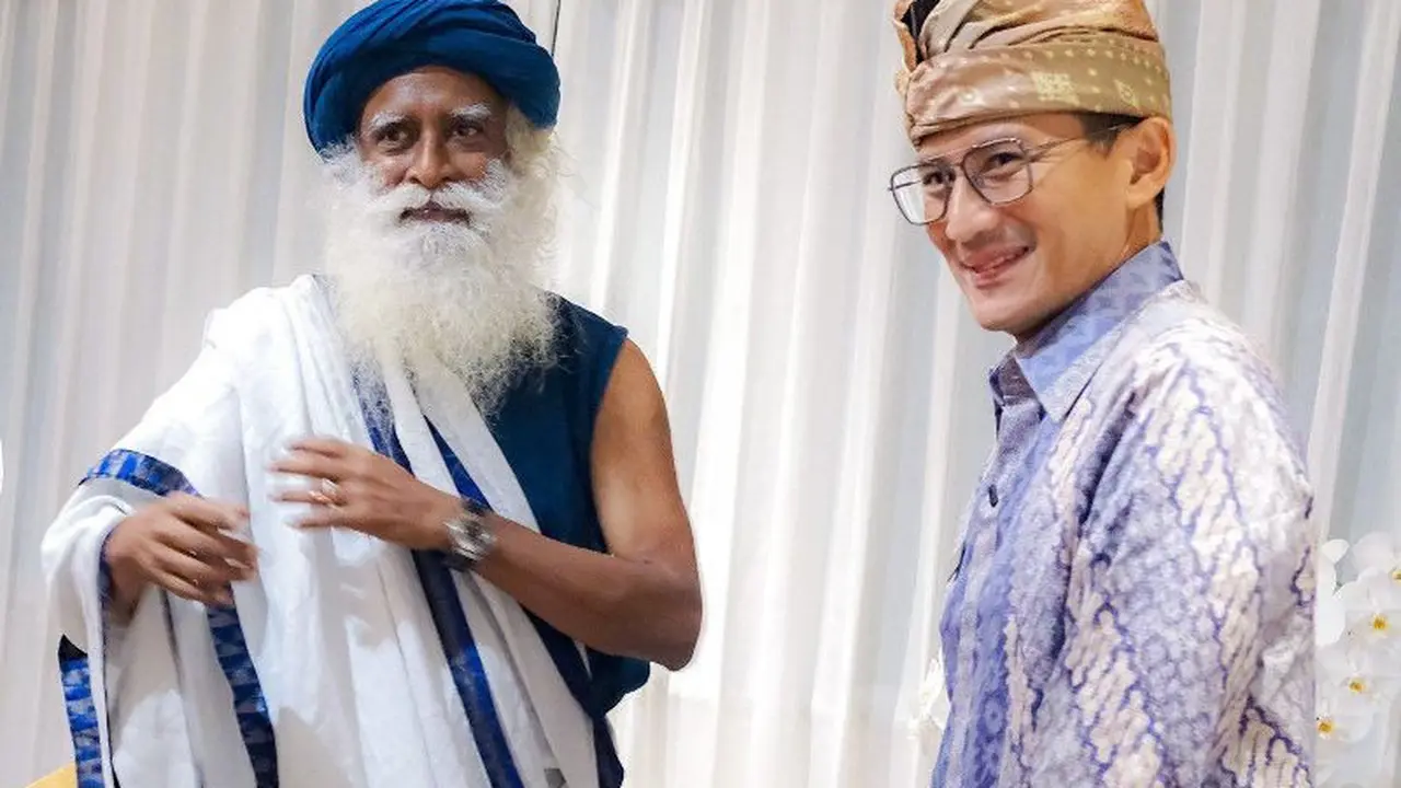 Menparekraf Sandiaga Uno menyambut guru yoga dan spiritual asal India, Sadhguru di Bali.