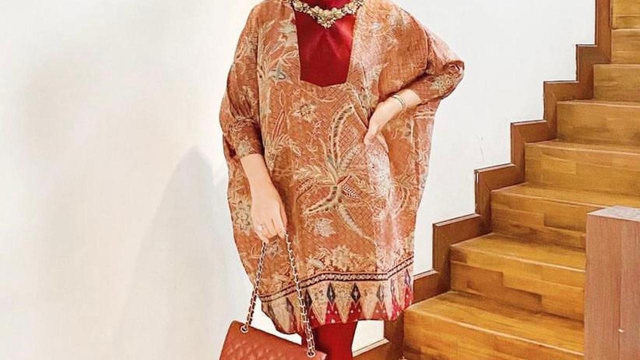 6 Ide Padu Padan Tunik Batik dari Tissa Biani hingga Adelia Pasha