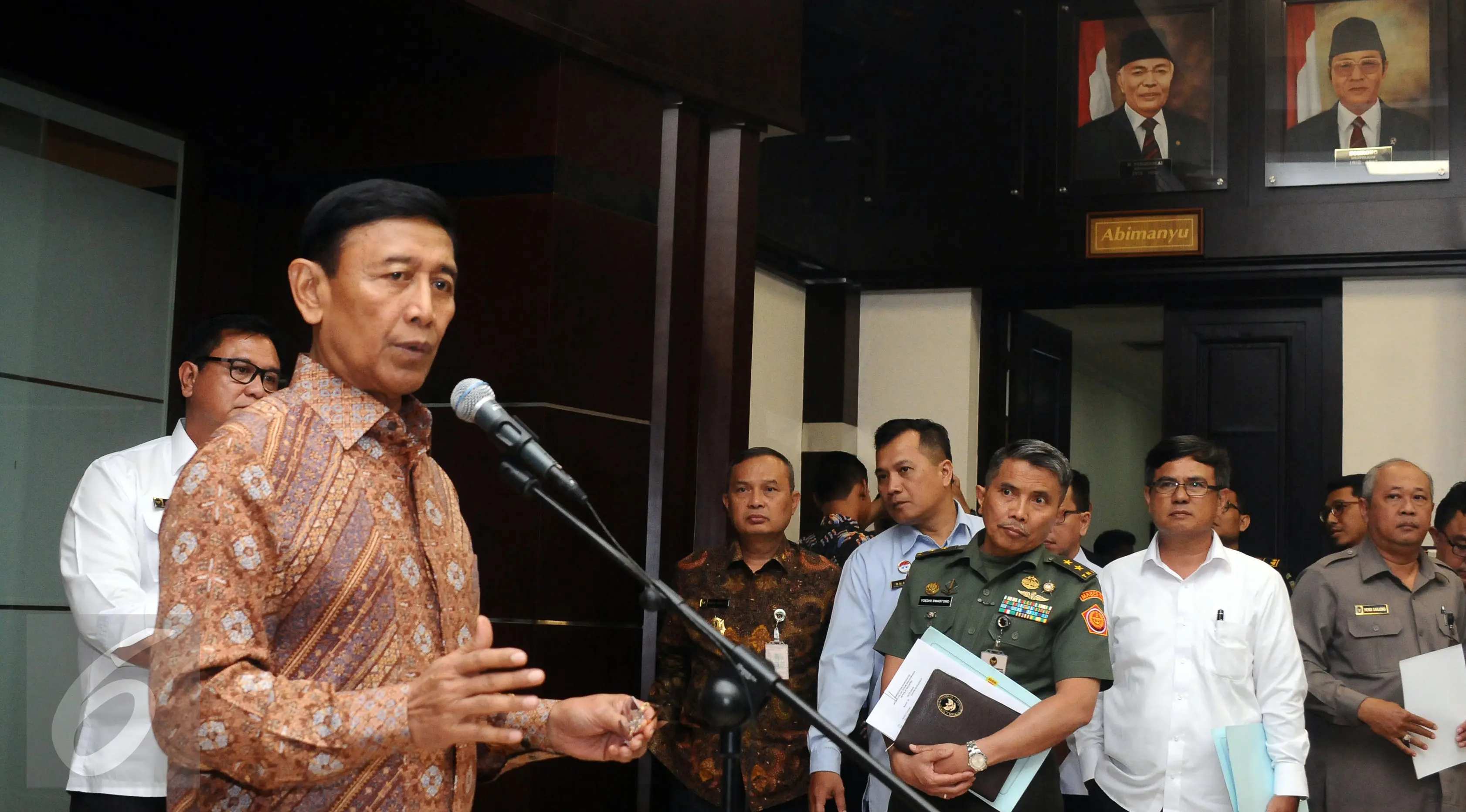 Menkopohukam Wiranto menjawab pertanyaan usai mengumumkan pembubaran Hizbut Tahrir Indonesia (HTI) di Jakarta, Senin (8/5). Wiranto mengatakan, kegiatan ormas HTI dianggap bertentangan dengan ideologi negara, Pancasila. (Liputan6.com/Helmi Fithriansyah)