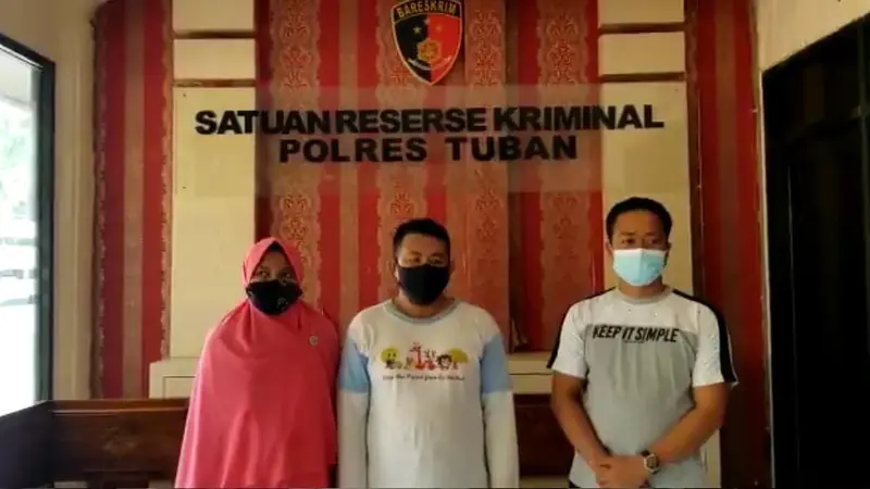 Pemilik akun (tengah) ketika minta maaf di dampingi Kades Karangagung (kanan) di ruangan Satreskrim Polres Tuban. (Liputan6.com/Ahmad Adirin)