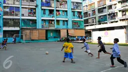 Anak-anak warga penghuni rusun tampak ceria  bermain di lapangan futsal yang ada di Rusun Muara Kapuk, Jakarta, (22/4/2016). Setiap sore anak-anak penghuni rusun Muara Kapuk berkumpul dan bermain di lapangan yang disediakan. (Liputan6.com/Yoppy Renato)