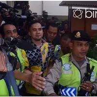 Kakak Saipul Jamil yang bernama Teh Ella hadir di sidang perdananya pada hari ini. Menceritakan keadaan adiknya yang terlihat kurus dan lebih bersih, Teh Ella pun mengungkapkan pembicaraan Saipul Jamil saat ia kunjungi.