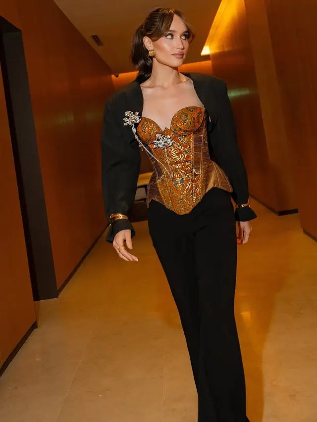 Cinta Laura pakai baju batik. [@claurakiehl]