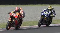 Rivalitas bertambah sengit usai MotoGP Argentina 2015 yang berlangsung di Sirkuit Termas de Rio Hondo. Manuver kontroversial Rossi pada lap ke-22 yang membuat Marquez terjatuh sehingga gagal finis. Kedua pembalap ini pun masih saling menahan diri. (AFP/Juan Mabromata)