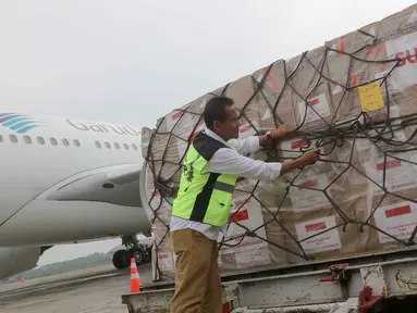 Petugas membawa bantuan kemanusiaan untuk Palestina dan Sudan di Pangkalan TNI AU Halim Perdanakusuma, Jakarta, Rabu (3/4/2024). (Liputan6.com/Herman Zakharia)