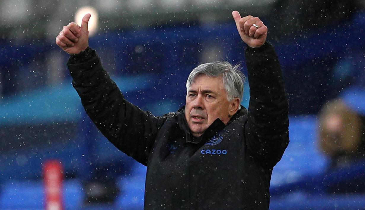 Pelatih Everton, Carlo Ancelotti, memberikan selamat kepada pemainnya saat menghadapi Brighton pada laga lanjutan Liga Inggris di Stadion Goodison Park, Sabtu (3/10/2020) malam WIB. Everton menang 4-2 atas Brighton. (AFP/Jan Kruger/pool)