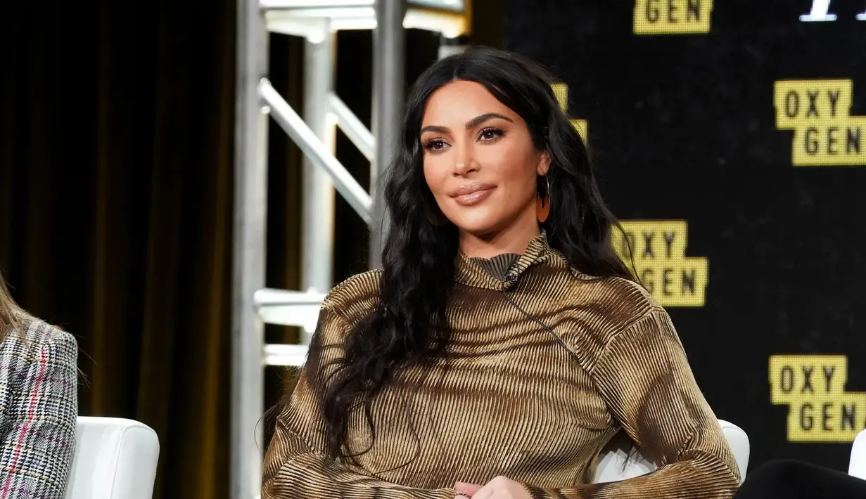 Kim Kardashian mengenakan vintage piece yang dirancang Issey Miyake pada tahun 2020, selama tur pers untuk The Justice Project.