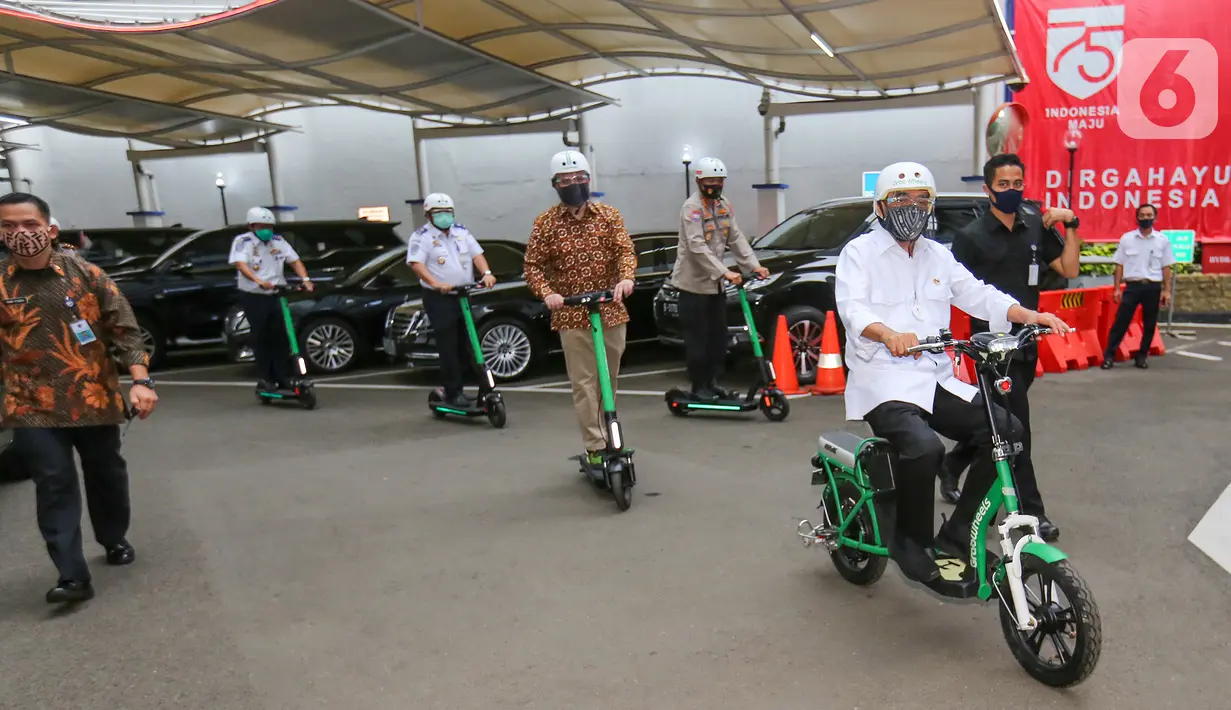 Menteri Perhubungan Budi Karya Sumadi (depan) saat menjajal GrabWheels di Kemenhub, Jakarta, Kamis (13/8/2020). Untuk menggunakan GrabWheels, pengguna Grab dapat dengan mudah memilih tiles GrabWheels di aplikasi untuk menemukan area parkir terdekat. (Liputan6.com/Fery Pradolo)
