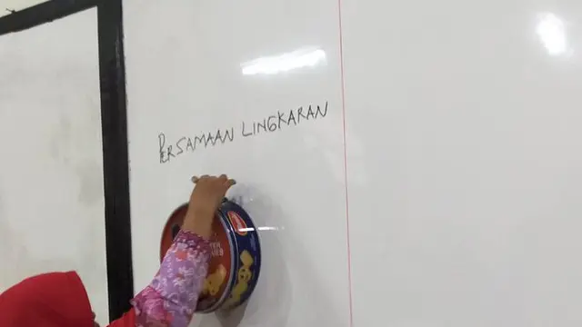 6 Kelakuan Guru Matematika saat Mengajar Ini Bikin Senyum