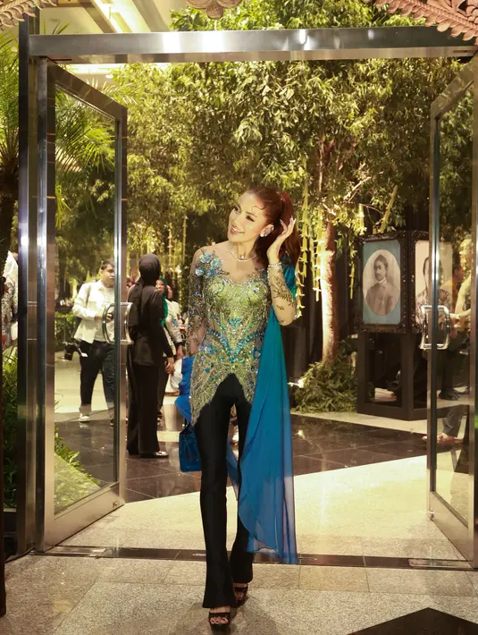 Olla Ramlan hadir dengan penuh pesona sembari pamer body goals yang menawan.