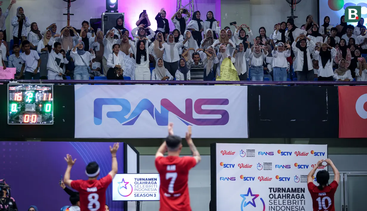 Para penonron memberikan tepuk tangan untuk para pemain Red Rocket setelah memenangkan laga futsal Turnamen Olahraga Indonesia (TOSI) Season 3  melawan Golden Arrow yang berlangsung di Indomilk Arena, Tangerang, Sabtu (12/10/2024). (Bola.com/Bagaskara Lazuardi)