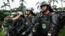 Kasdam Jaya, Brigjen TNI Ibnu Triwidodo (kiri) memeriksa kesiapan pasukan saat Apel Operasi Pengamanan VVIP KTT Luar Biasa OKI 2016 di Makodam Jaya, Jakarta, Kamis (25/2/2016). 3.600 personil TNI disiagakan. (Liputan6.com/Helmi Fithriansyah)