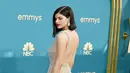Alexandra Daddario tiba pada Primetime Emmy Awards 2022 di Microsoft Theater, Los Angeles, Amerika Serikat, 12 September 2022. Penampilan Alexandra Daddario ini berhasil mencuri perhatian. (Photo by Richard Shotwell/Invision/AP)