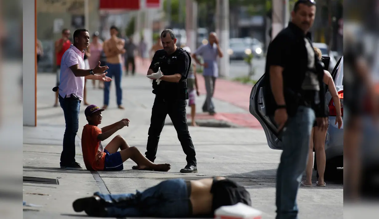Para penjarah saat diamankan polisi sipil di Vitoria, negara bagian Espirito Santo, Brasil, (7/2). Pihak penguasa mengatakan penembakan terpaksa dilakukan untuk mengatasi kejahatan yang semakin meningkat. (AP Photo / Diego Herculano)