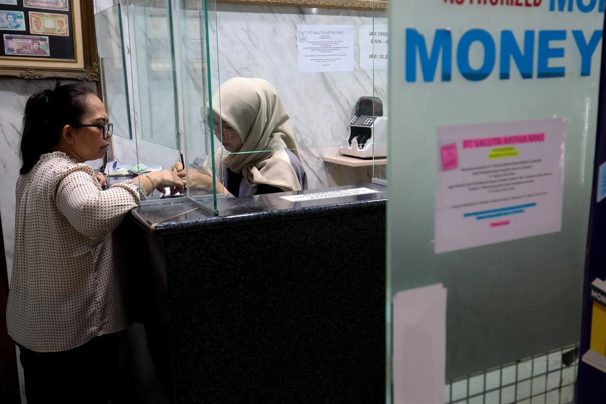 FOTO: BI Akan Memperketat Pembelian Dolar AS di Tengah Tekanan Rupiah