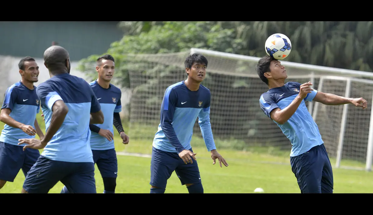 Pesepak bola timnas Indonesia Achmad Jufriyanto (kanan) menyundul bola disaksiskan rekannya Kurnia Meiga, Raphael Maitimo dan Rizki Pora saat latihan di lapangan 1, komplek stadion My Dinh, Hanoi, Minggu (23/11). (ANTARA FOTO/Prasetyo Utomo)