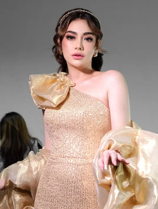 Bukan hanya tak menemui anak-anak, bintang sinetron Anak Jalanan itu juga tak lagi memenuhi kewajiban nafkah untuk anak-anaknya. Celine melihat mantan suaminya sedang tidak bekerja. [Instagram/celine_evangelista]