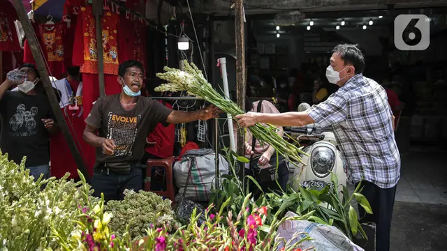 Ramai-Ramai Berburu Bunga Jelang Perayaan Imlek