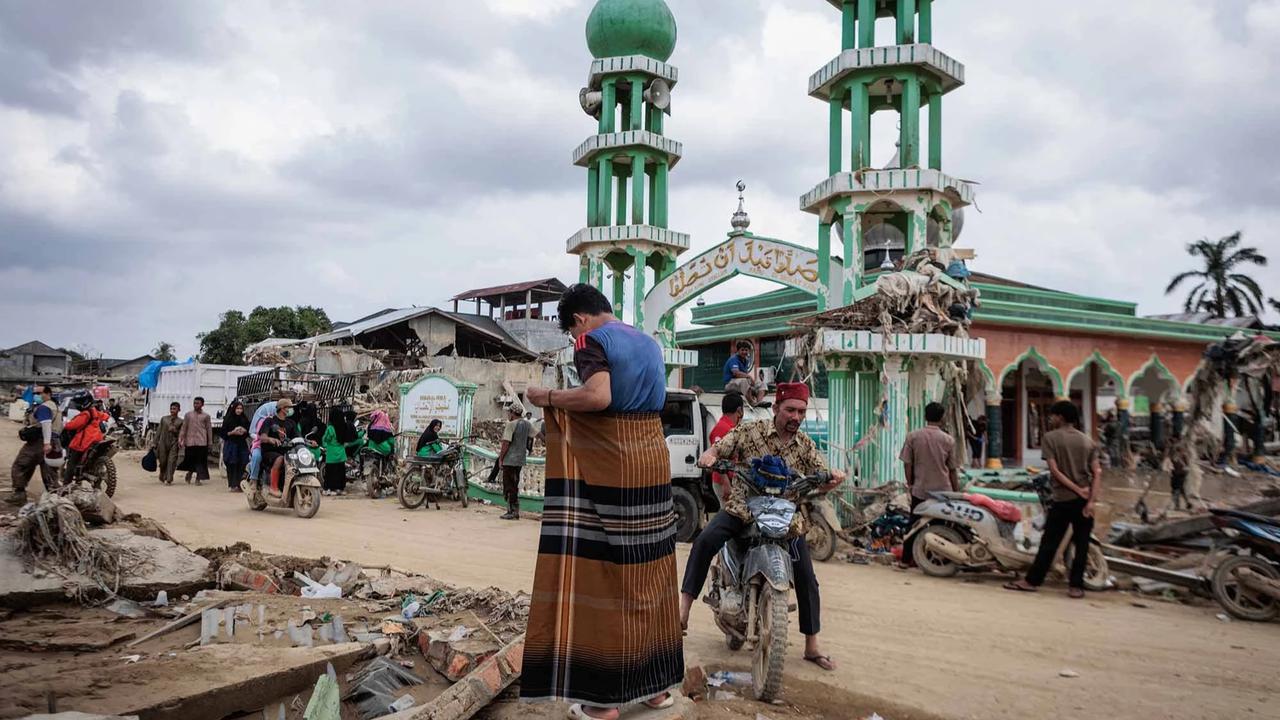 FOTO: Warga Aceh Tamiang Laksanakan Salat Jumat di Tengah Pemulihan Pascabencana
