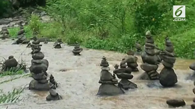 Warga Sukabumi dihebohkan dengan temuan puluhan tumpukan batu misterius di aliran Sungai Cibojong.