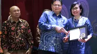 Penghargaan BNI sebagai Penyalur KUR Terbaik 2019 diterima oleh Direktur Bisnis Usaha Mikro Kecil Menengah dan Jaringan BNI Tambok P Setyawati.