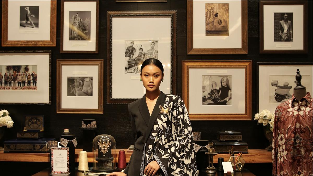 Menyelami Pesona Batik Iwan Tirta, Antara Tradisi dan Kemewahan