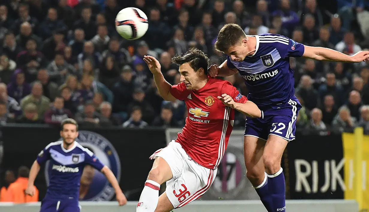 Bek Manchester United, Matteo Darmian, duel udara dengan gelandang Anderlecht, Leander Dendoncker, pada laga Liga Europa di Stadion Constant Vanden Stock, Belgia, Kamis (13/4/2017). Kedua klub bermain imbang 1-1. (AFP/Emmanuel Dunand)