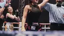 Lula Lahfah menjuarai kompetisi tinju Super Knockout melawan Adhisty Zara. Keduanya tampil dengan outfit bagai profesional. [Foto: Instagram/ Lula Lahfah]