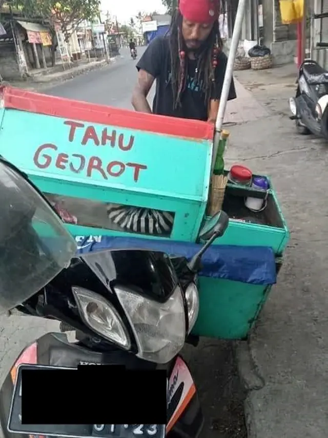 7 Potret Kocak Pedagang Keliling Pakai Kostum Saat Jualan Ini Curi Perhatian