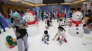 Anak-anak bermain salju di Snow Village di salah satu pusat perbelanjaan di kawasan Tangsel, Senin (17/12). Jelang Natal dan Tahun Baru sejumlah pusat perbelanjaan menyajikan kegiatan untuk menarik pengunjung. (Merdeka.com/Arie Basuki)