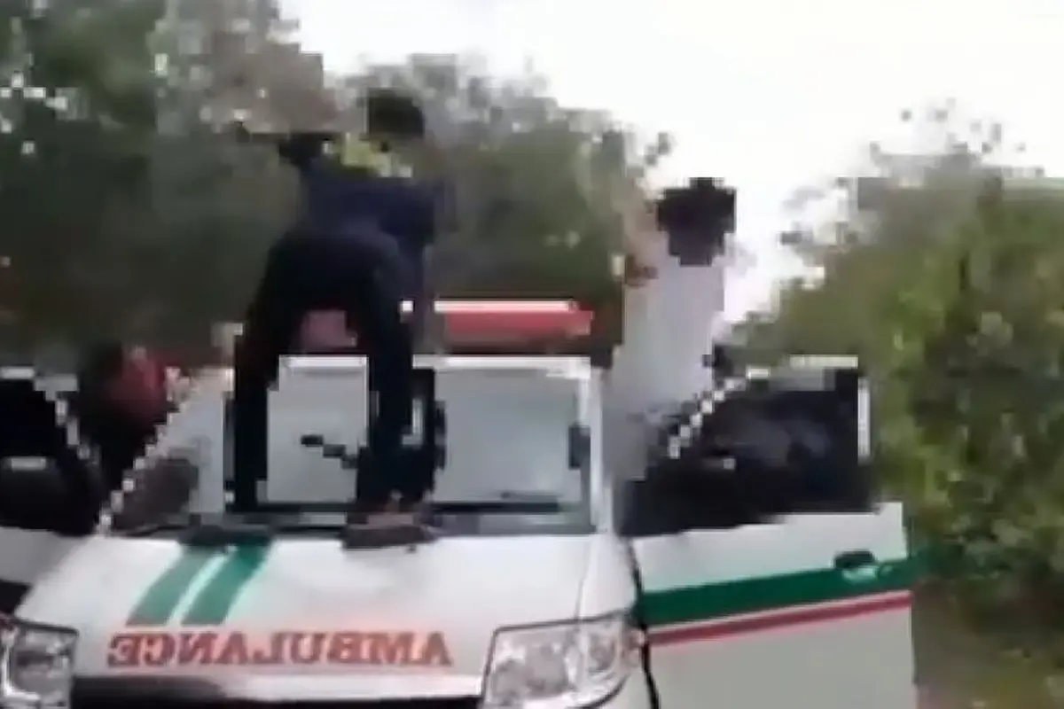 Joget Tiktok di Atas Ambulans