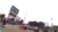 Imbas Demo Sopir Taksi, Sejumlah Motor yang akan menuju kawasan Slipi, Jakarta Pusat, Memaksa masuk Jalan Tol di  Pintu Gerbang  Tol Senayan