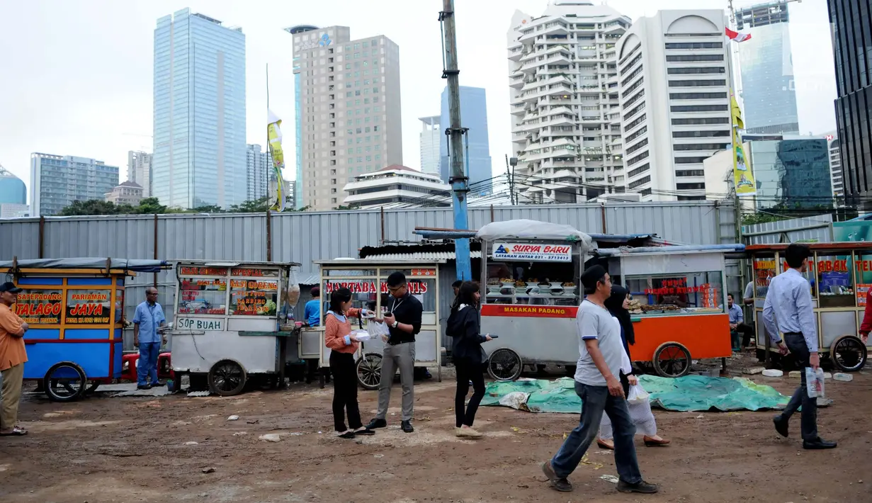 Pedagang menjajakan makanan untuk berbuka puasa di Pasar Takjil Benhil, Jakarta, Senin (29/5). Pasar Takjil Benhil yang ada setiap bulan Ramadan tersebut dipadati warga yang membeli makanan untuk berbuka puasa. (Liputan6.com/Gempur M Surya)
