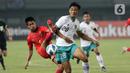 Pemain depan Timnas Indonesia U-19, Rabbani Tasnim Siddiq (kanan) berebut bola dengan Lan Sann Aung (Myanmar U-19) pada laga grup A Piala AFF U-19 2022 di Stadion Patriot Candrabhaga, Bekasi, Jawa Barat, Minggu (10/7/2022). Timnas Indonesia U-19 tampil menguasai lapangan dan berhasil menundukkan Myanmar U-19 5-1. (Liputan6.com/Helmi Fithriansyah)