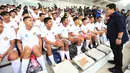 Ketua umum PSSI, Erick Thohir, menyapa para peserta seleksi pemain untuk mengikuti program Garuda Select di Stadion Madya Gelora Bung Karno, Jakarta, Kamis (6/7/2023). (Bola.com/M Iqbal Ichsan)