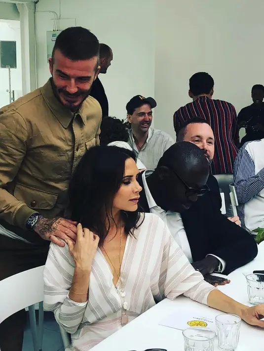 Dalam foto tersebut terlihat Victoria Becham menggandeng tangan suaminya dan David pun tersenyum bahagia. (instagram/victoriabeckham)